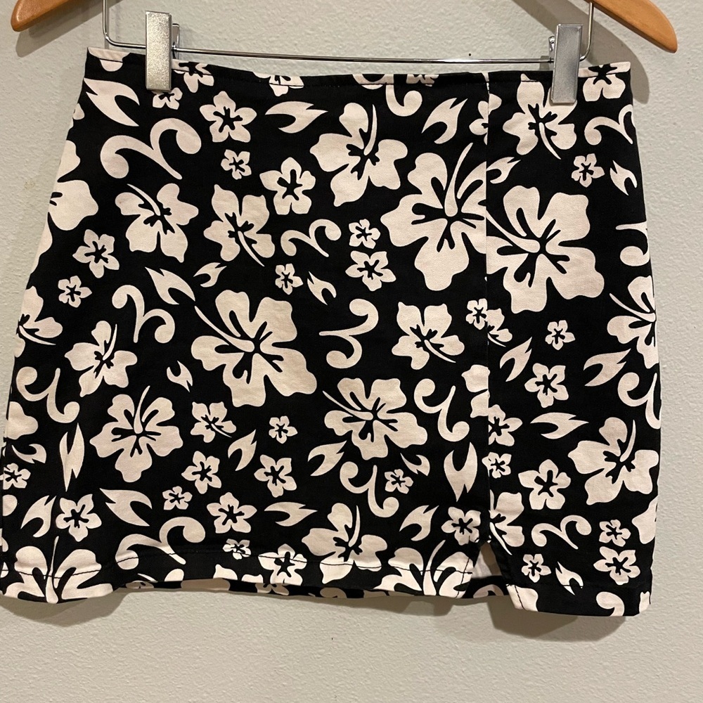 Wild Fable Navy and white Hawaiian print skirt. Size 10